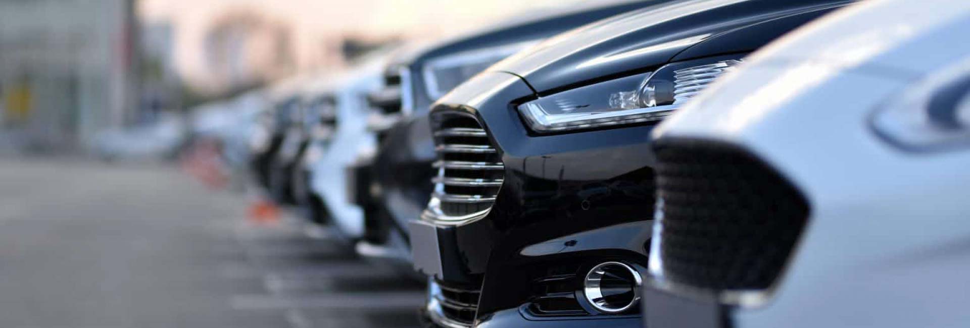 fila di automobili