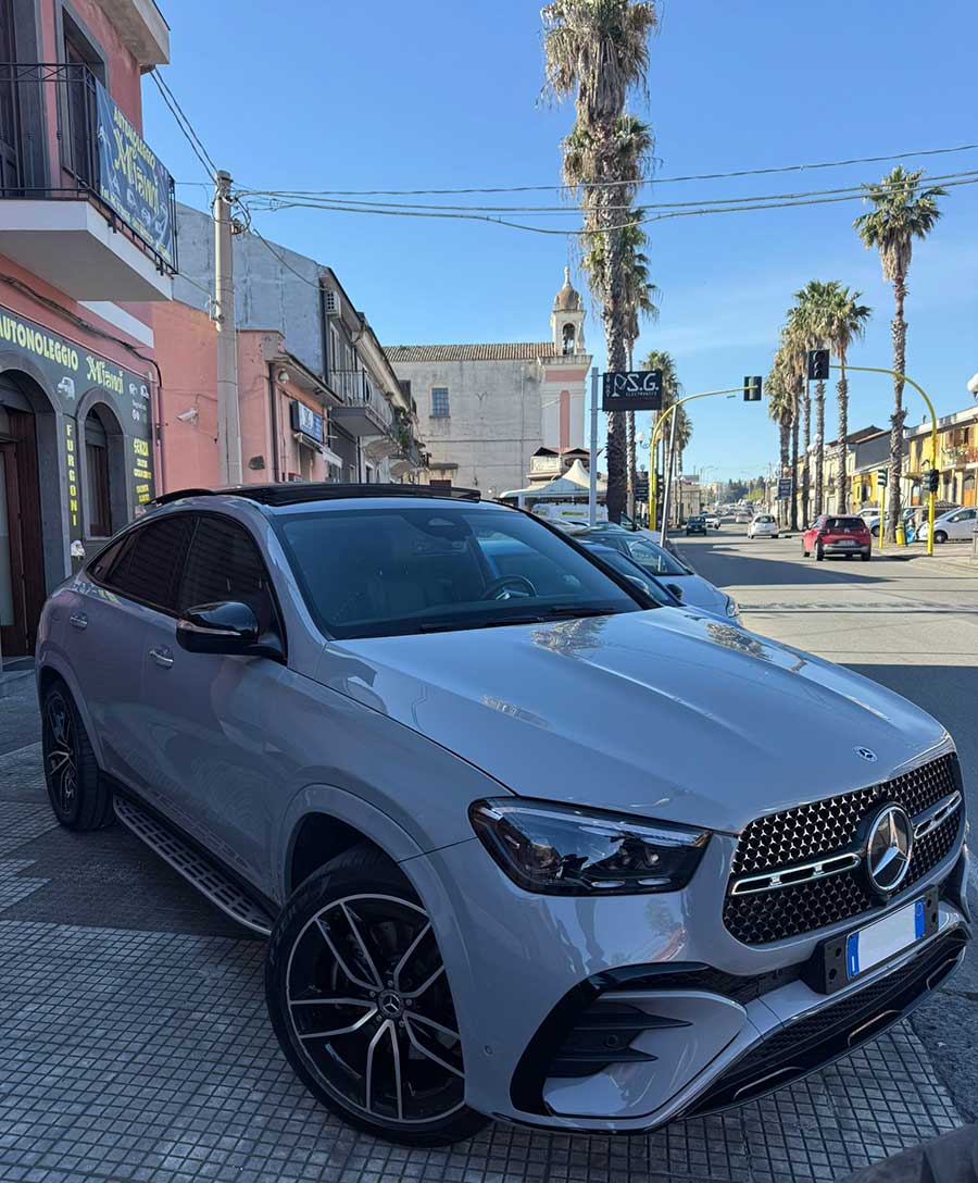 Render grafico di automobile moderna gialla